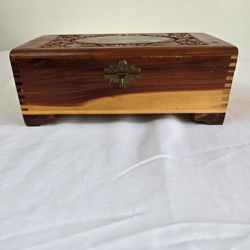 VTG Handcarved Cedar Box Finger-Jointed With Mirror Mountain and Water Landscape